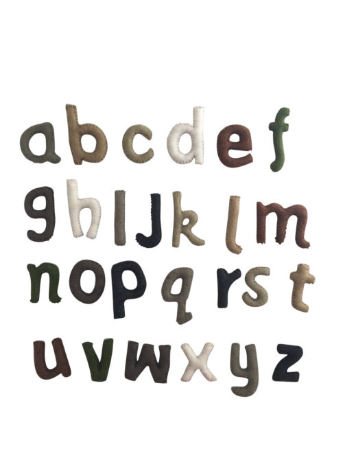 Kleine letters Naturel Geborduurd 7cm H