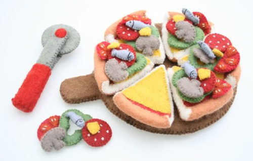 Pizza met serveermes en alle toppings