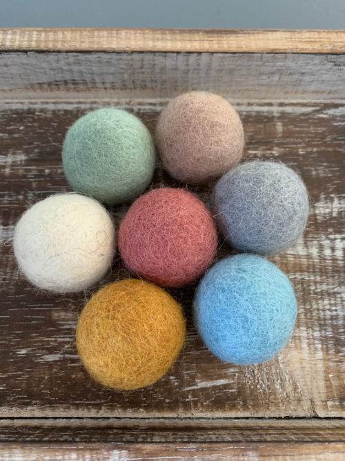 Aardekleurige vilten ballen 3.5cm / 7 stuks