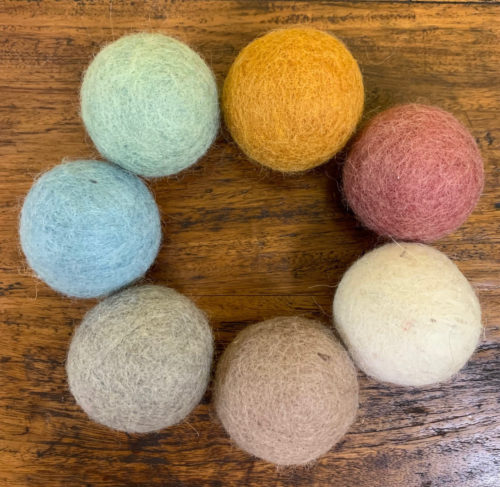 Aardekleurige vilten ballen van 5 cm / 7 stuks